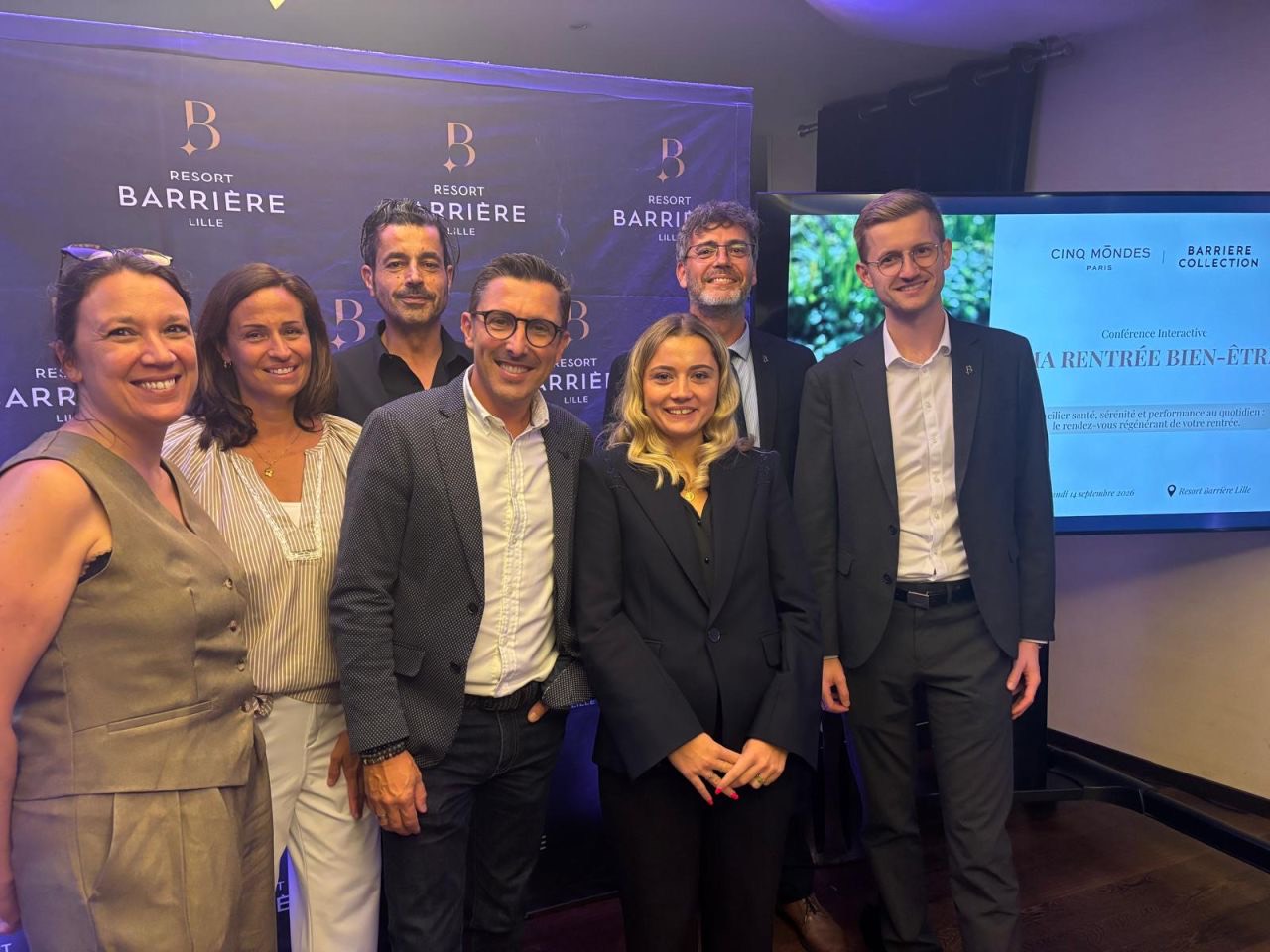 L'équipe de la conférence « Ma rentrée bien-être » réunie devant le mur Resort Barrière Lille