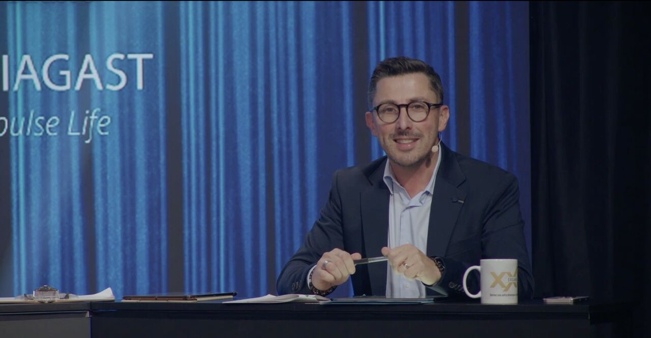 José Freitas à la table du plateau du Grand Live Diagast