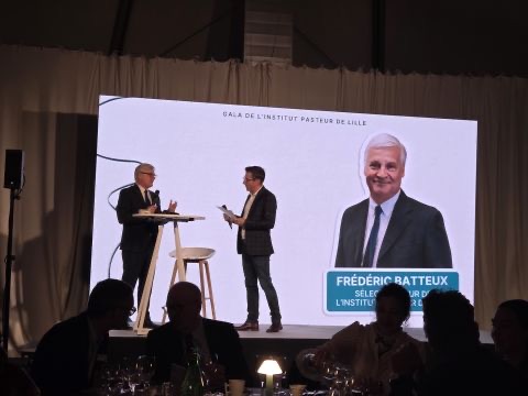 José Freitas sur scène au gala de l'Institut Pasteur de Lille