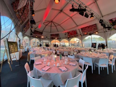La salle du gala dressée sous chapiteau