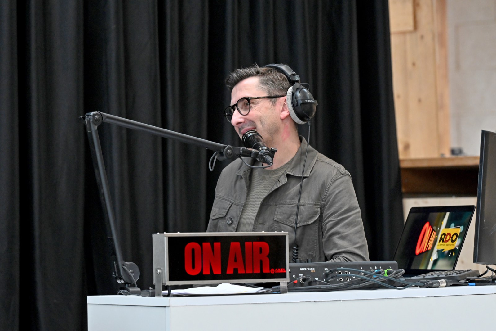 José Freitas au studio de RDO, la radio des opportunités de la MEL