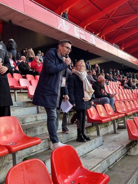 José Freitas micro en main dans les tribunes du Stade du Hainaut