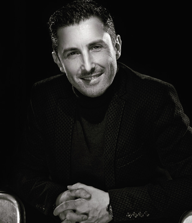 Portrait en noir et blanc de José Freitas, journaliste animateur