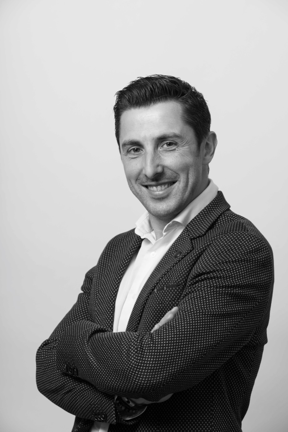 Portrait en noir et blanc de José Freitas, journaliste et rédacteur de contenus événementiels