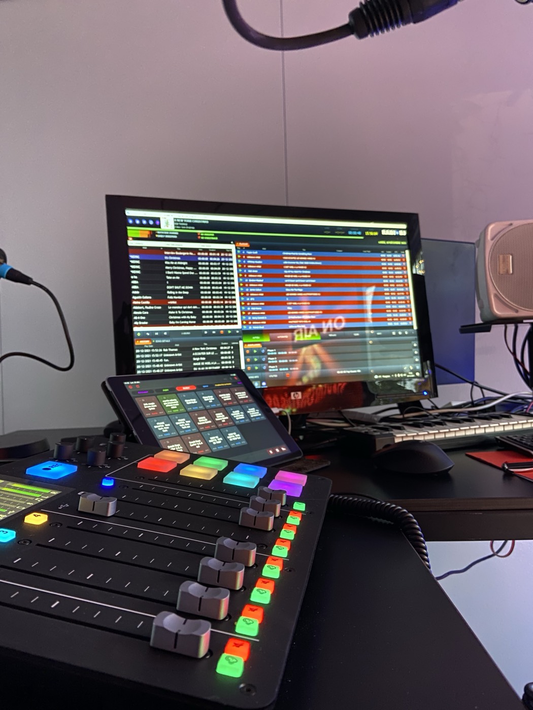 Console et écran de diffusion d'un studio radio installé par José Freitas