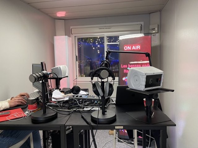 L'intérieur du studio radio de Noël, panneau On Air