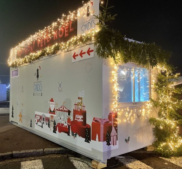 Le studio des Bonnes Ondes installé dans un chalet illuminé pour la fête de Noël d'Hautmont