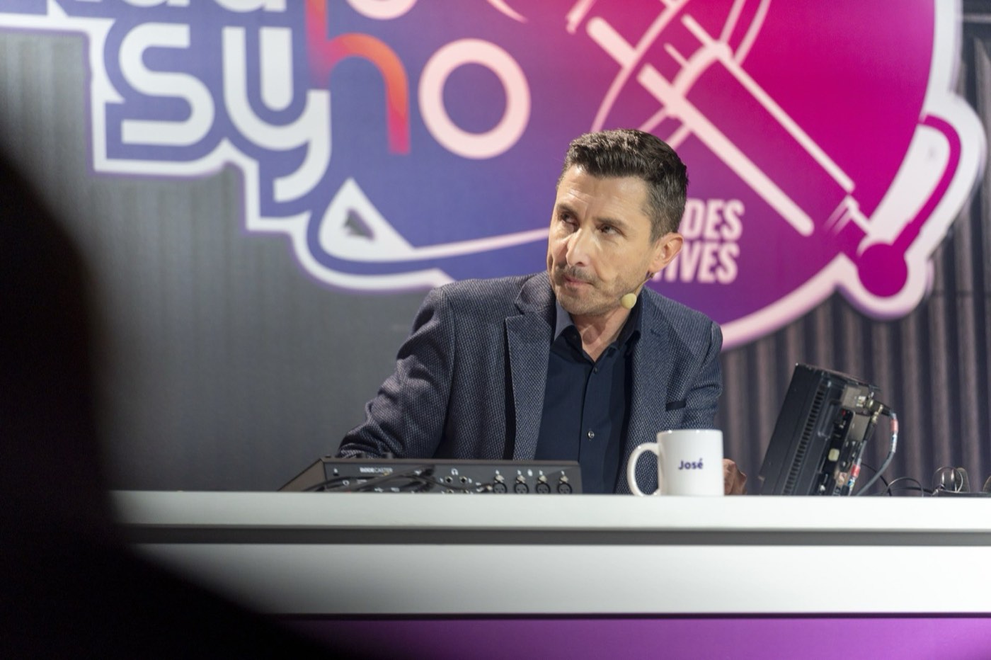 José Freitas aux commandes de Radio SYHO, radio éphémère installée sur scène