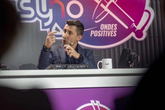 José Freitas à l'antenne de Radio SYHO