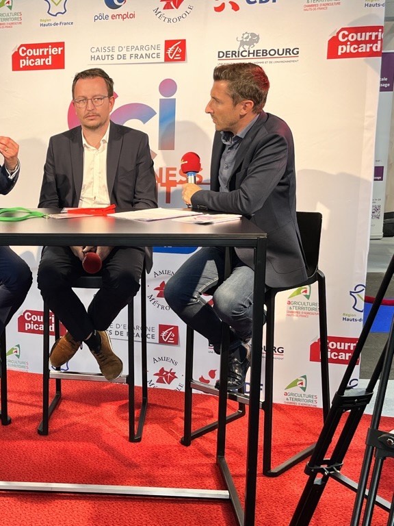 José Freitas animant une table ronde devant les partenaires institutionnels de la région